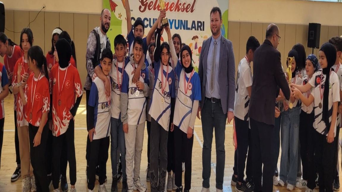 Saraçoğlu İmam Hatip Ortaokulu Yine Kupa Alıyor